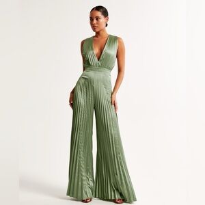 The A&F Giselle Pleated Jumpsuit Abercrombie color green size large